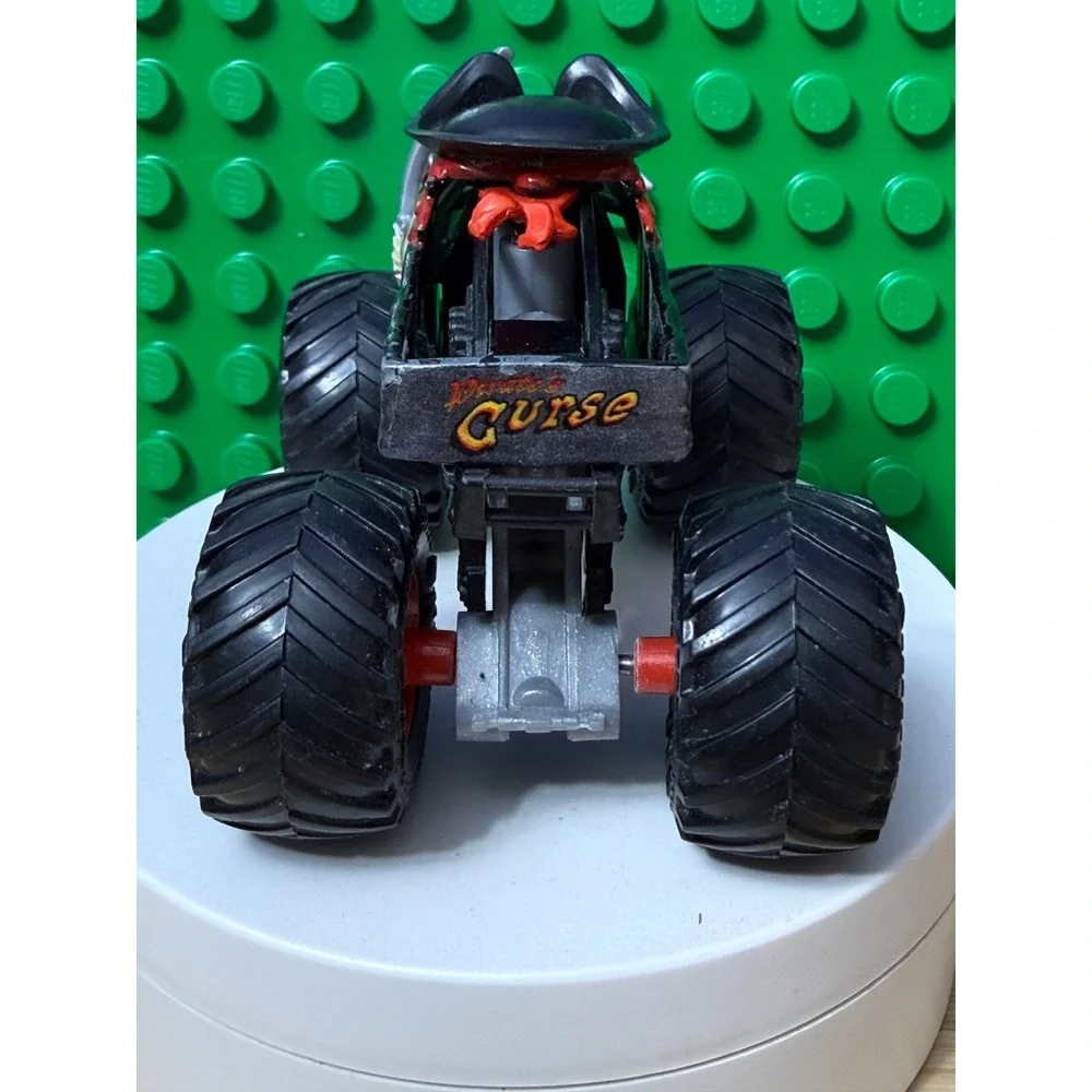 Monster Jam Pirates Curse Monster Truck 1:64 Diecast Skull Pirate Hat BKT Tires